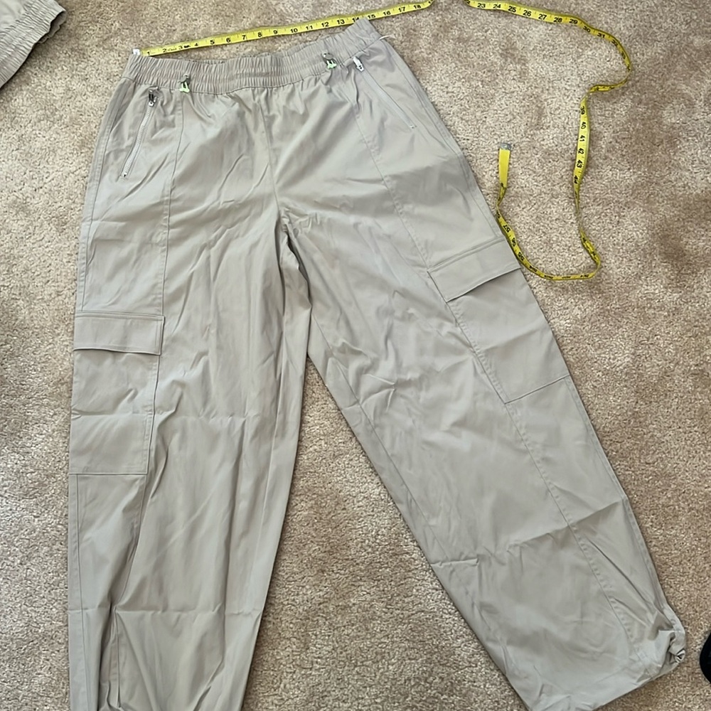 Athleta Cargo Pants. Size M. NWOT